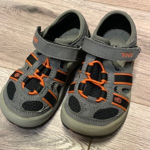 COPY - Kids Teva hiking water close toe summer shoes Size 10 EUC